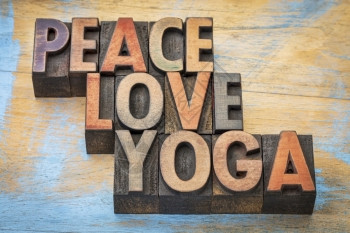 珍爱和平字体和平爱情瑜伽词摘要旧式印刷纸质机木型板中的文字背景