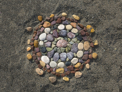 在海滩上的石块图片