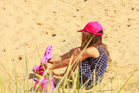可爱的小女孩穿着暑期服在外面海边玩得开心孩子们在海边玩耍图片