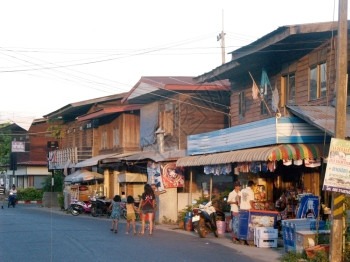 泰国UbonRatchathani的Khemmarat的泰国街头市场图片