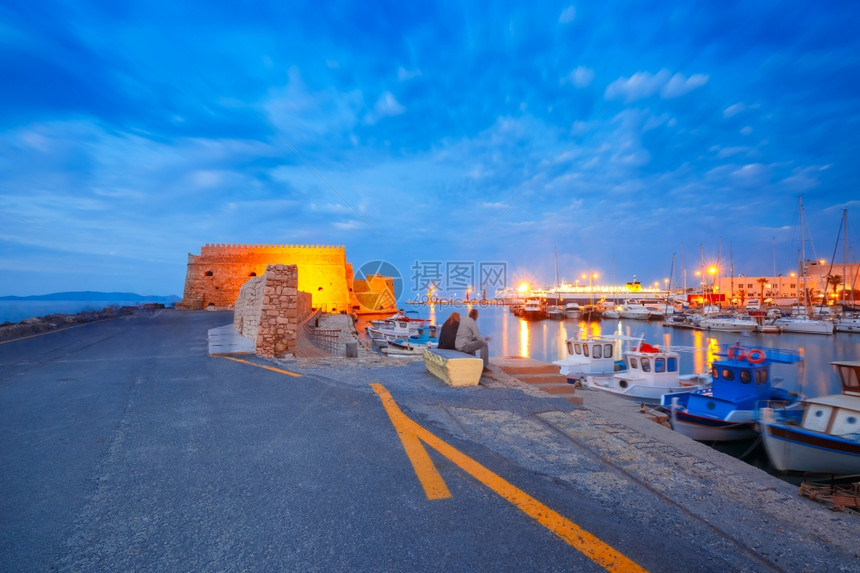 希腊克里特的海拉翁旧港与威尼斯库尔堡VennetianKouresFortres船只和码头在蓝色时段希腊克里特Crete船头表面图片
