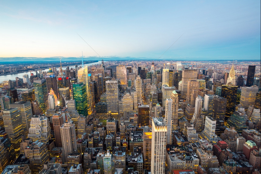 美国黄昏时空的纽约市天线城摩大楼图片