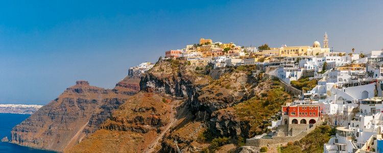 希腊爱琴海岛圣托里尼现代首都费拉的全景图片