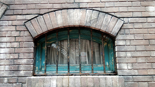 水泥砖墙上的旧木窗背景图片