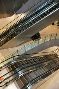 从下面看一栋办公大楼或商场的多个扶梯图片