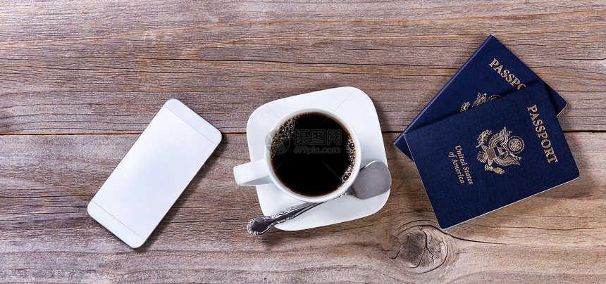 用深咖啡护照和手机在有压力的木板上进行规划旅图片