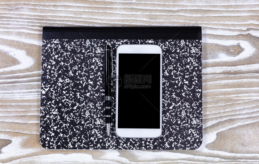 笔记本和手机在淡白色木制桌面上显示的阴影视图图片