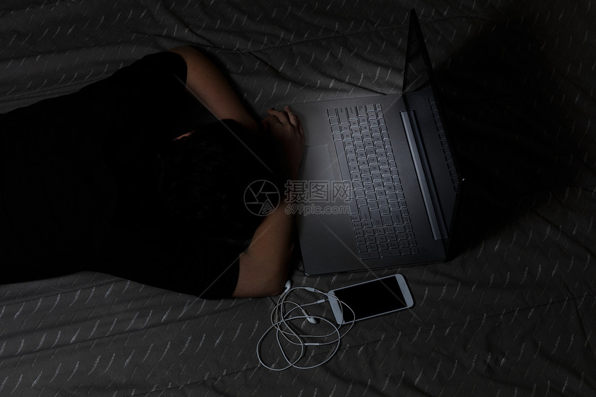 少女睡着的时候电脑还在床上键盘有灯光效应图片