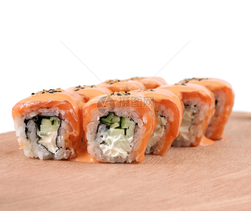 配有蛋黄酱瓜鲑鱼白海草的寿司卷图片