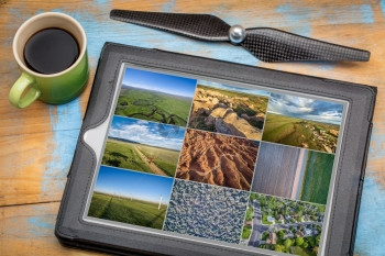 审查和编辑在数字平板电脑上的航空图片面有一杯咖啡天然城市和农业景观图片