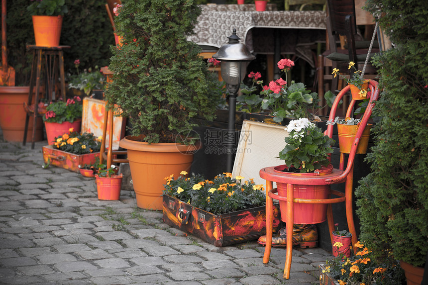 欧洲城市街头咖啡厅露台配有桌和花图片