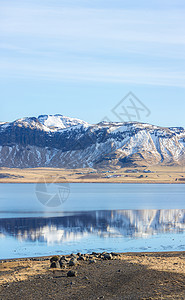 冰岛悬崖山和湖泊图片