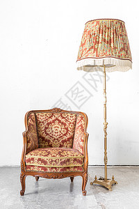 古老房间的棕色典式沙发有桌灯高清图片