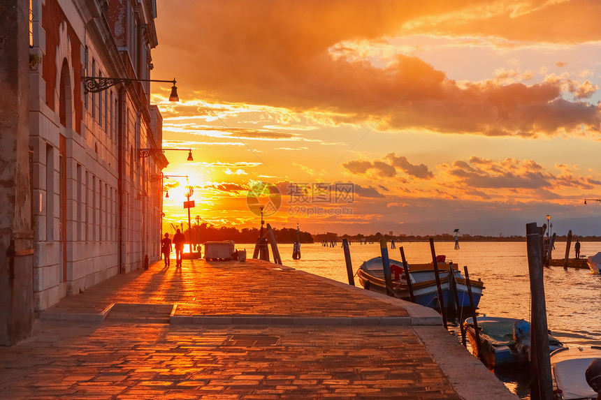 意大利威尼斯运河Cannaregio上的格兰迪奥斯日落图片