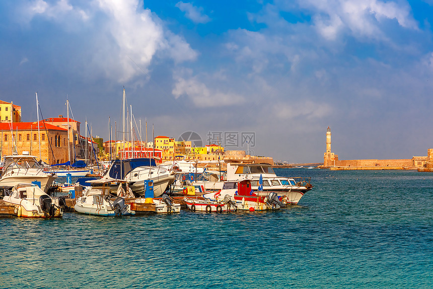 ChaniaArsenals威尼斯造船厂和在希腊克里特的Chania旧港口Chania和灯塔的渔船图片