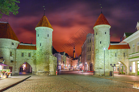 Viru门警卫塔夜间在旧城照亮的狭小街道背景是市政厅爱沙尼亚塔林背景图片