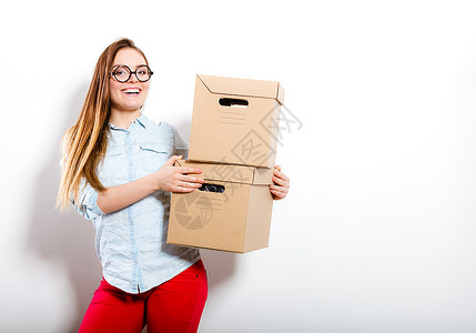 女士搬着两个箱子里进公寓图片