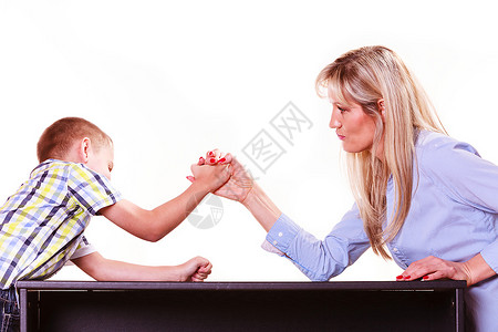 母亲和儿子在桌子上掰手腕图片