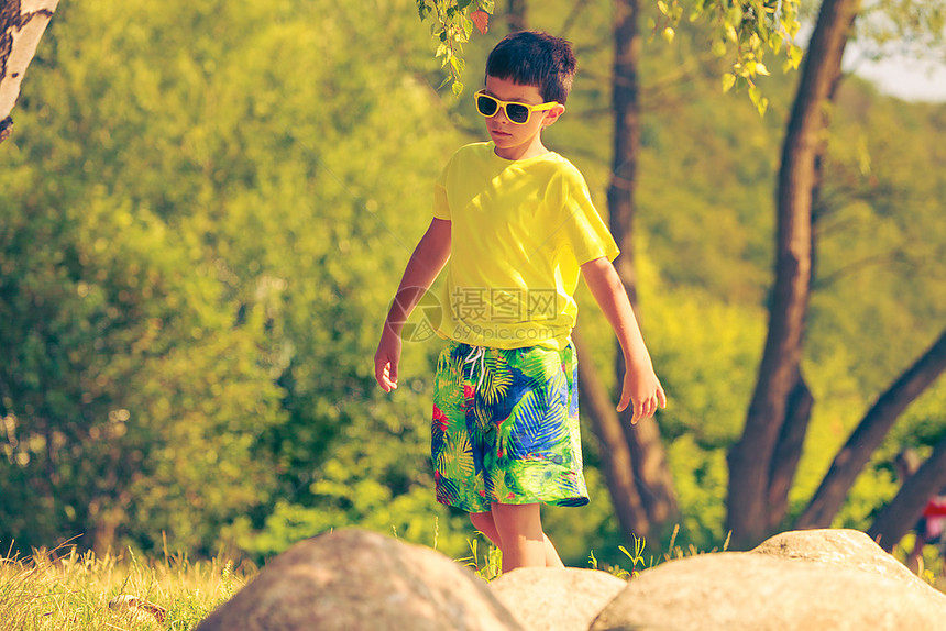 男孩在户外行走节假日的活跃时间概念小男孩在户外行走子在夏日新鲜空气中度过时间图片