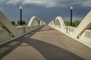 科罗拉多州摩根堡南普拉特河上的彩虹拱桥图片