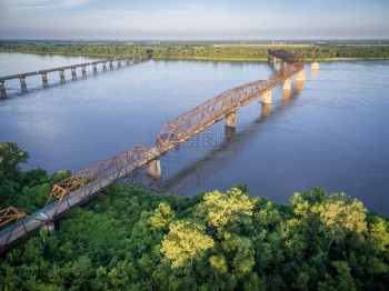 位于圣路易斯附近密西比河上空的旧和新岩桥链条空中观察图片