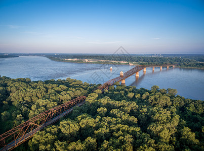 圣路易斯附近密西比河上空的旧岩礁桥链伊利诺海岸的空中观察天线高清图片素材