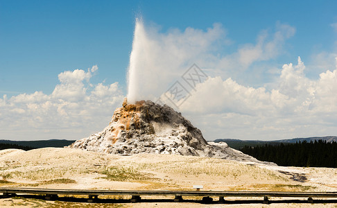白穹顶Guyser将加热的矿泉水送入空气背景图片