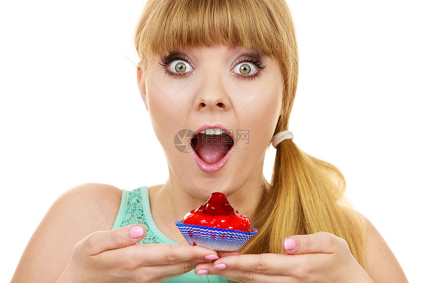 女人拿着蛋糕草莓女人张开嘴拿着蛋糕图片