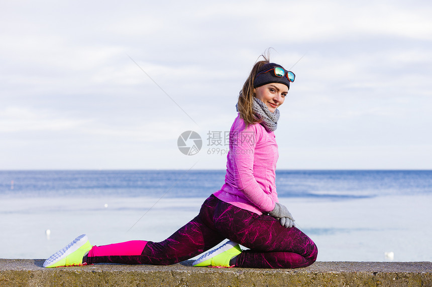 在寒冷的天气中在户外培训女健身运动员在海边外进行身着温暖运动服的女员在冬季或秋天进行体育和活动图片