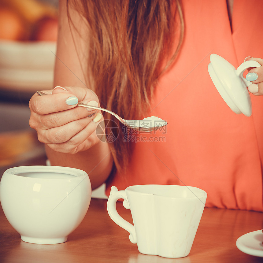 人类在茶叶或咖啡中加糖关闭人类在家中的茶叶或咖啡加糖厨房有热饮的人放松图片