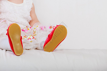 有红鞋的小女孩走路教训身着红小鞋的公主礼服小女孩图片