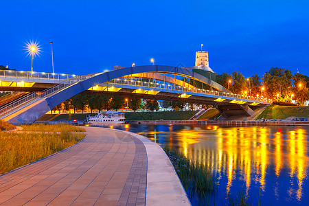 格迪米纳斯夜塔和明道加斯国王大桥夜景高清图片