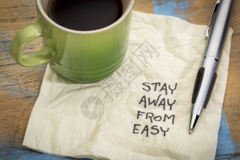 远离简易的劝告或教诲在餐巾上写字加一杯咖啡高清图片