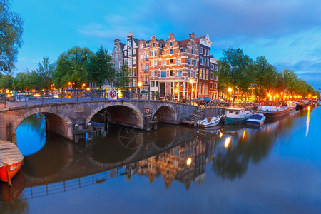 荷兰阿姆斯特丹运河桥梁和典型房屋船只和自行车高清图片