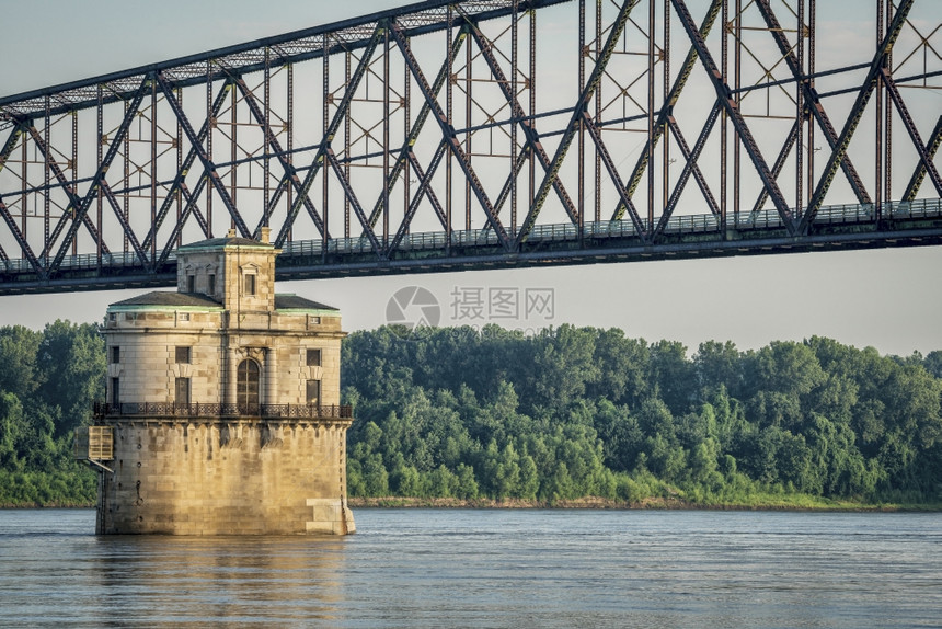 195年建造的2号历史水进塔和圣路易斯上方密西比河的旧岩石链桥图片