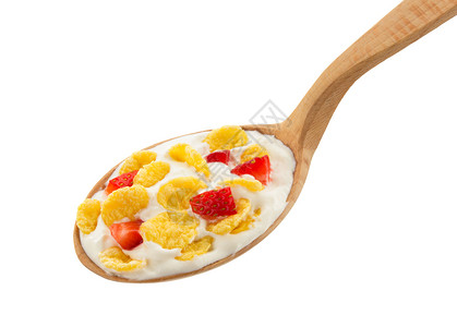 一粒刨开的草莓白背景上孤立的勺子玉米片背景