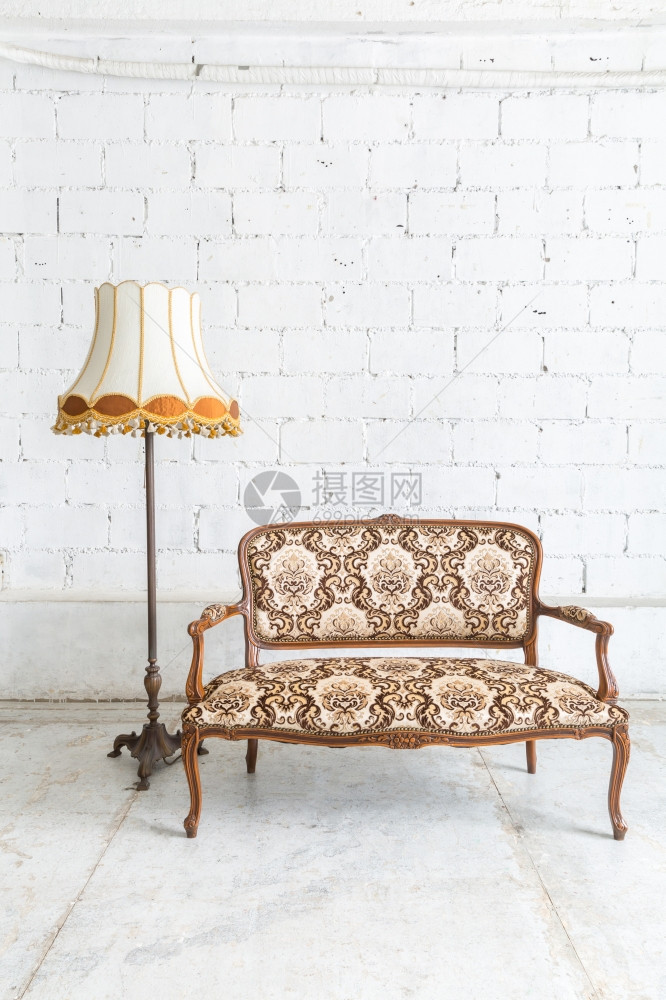 古典风格的棕色沙发用桌灯在古旧房间图片