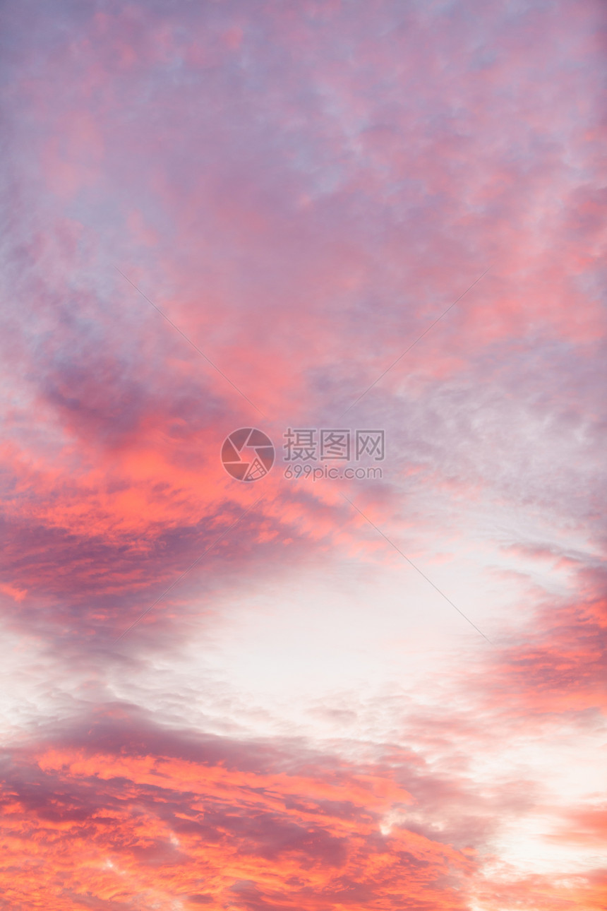 日落时天上充满多彩的活力云层黄昏时空的浪漫和戏剧云层形成有阳光的橙色和紫风景图片