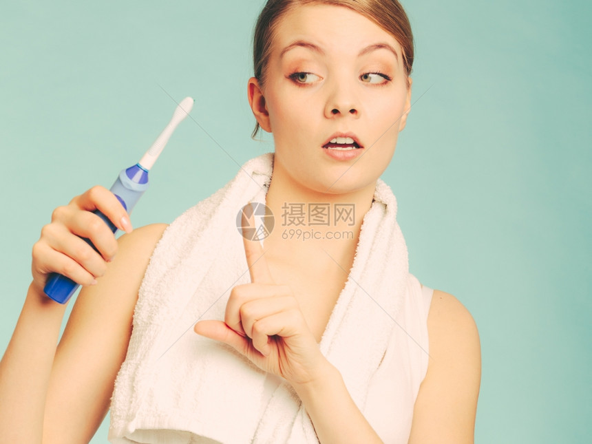 美少女不开心的刷牙女人用痛警告来打扫口腔图片