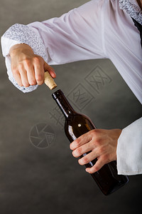 侍者开酒瓶为尝的理念服务图片