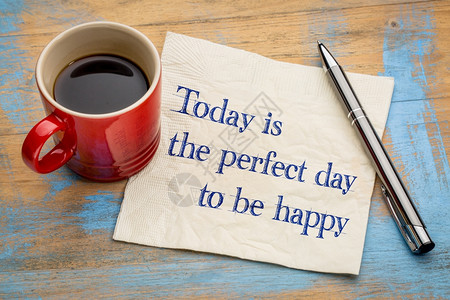 今天是快乐的完美一天手写在餐巾纸上一杯咖啡石器高清图片素材