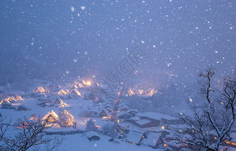 白川戈与日积雪下的本朱布吉福一道闪耀着大雪的光芒背景图片