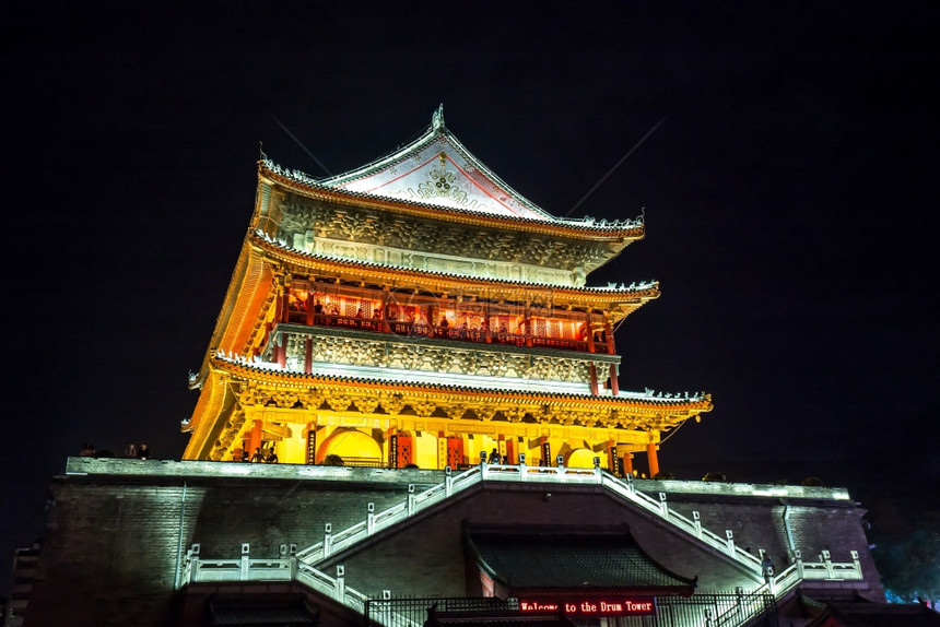 夜间在Xian古城的Xian鼓塔古鲁图片