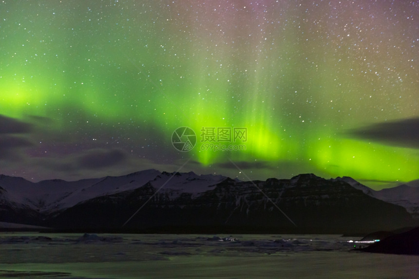 冰岛Jokulsarlon冰川湖的北光极图片