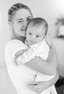 年轻母亲拥抱孩子的黑白画面图片