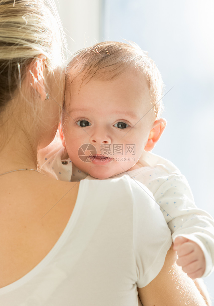 3个月大的抱妈婴儿男孩近视肖像图片