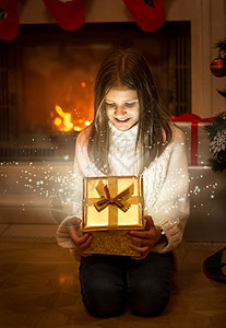 开着闪亮的圣诞礼物盒灯光和火花从盒子里飞出来高清图片