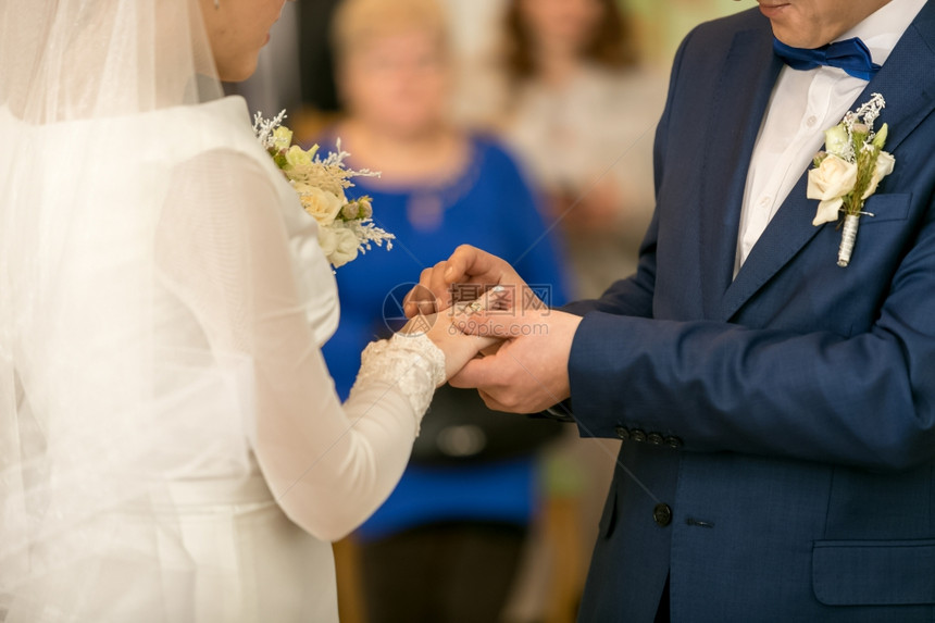 把结婚戒指戴在新娘的手上图片