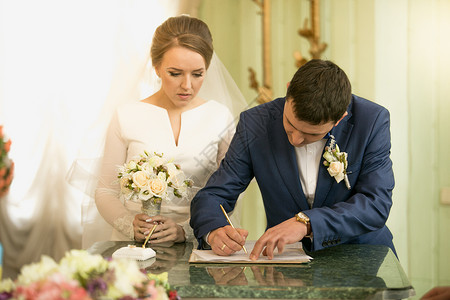 新郎青年在登记处签署婚礼合同的近视肖像高清图片