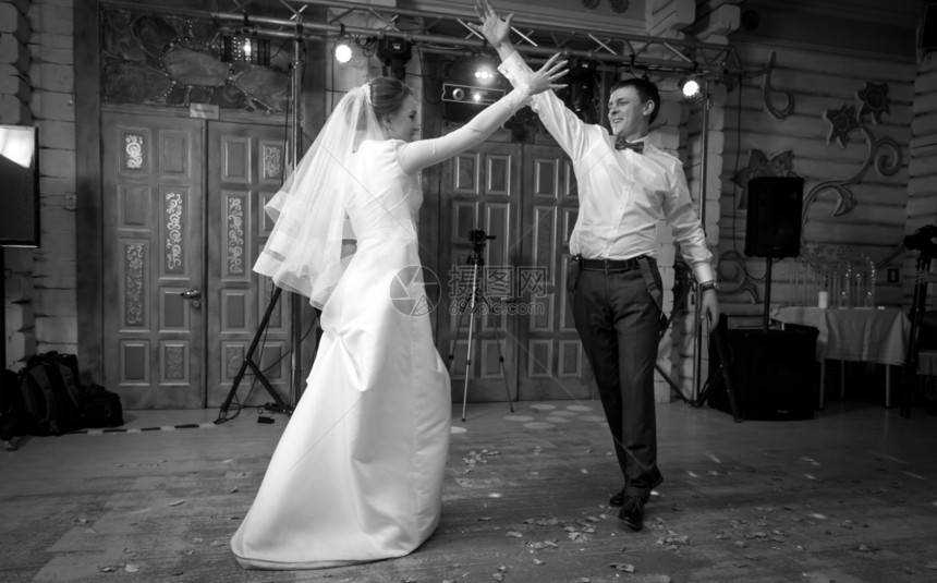 黑人和白欢乐新娘郎在大厅跳舞图片